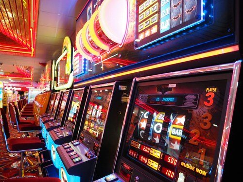 Online Slots vs Live Dealer Games: Key Differences